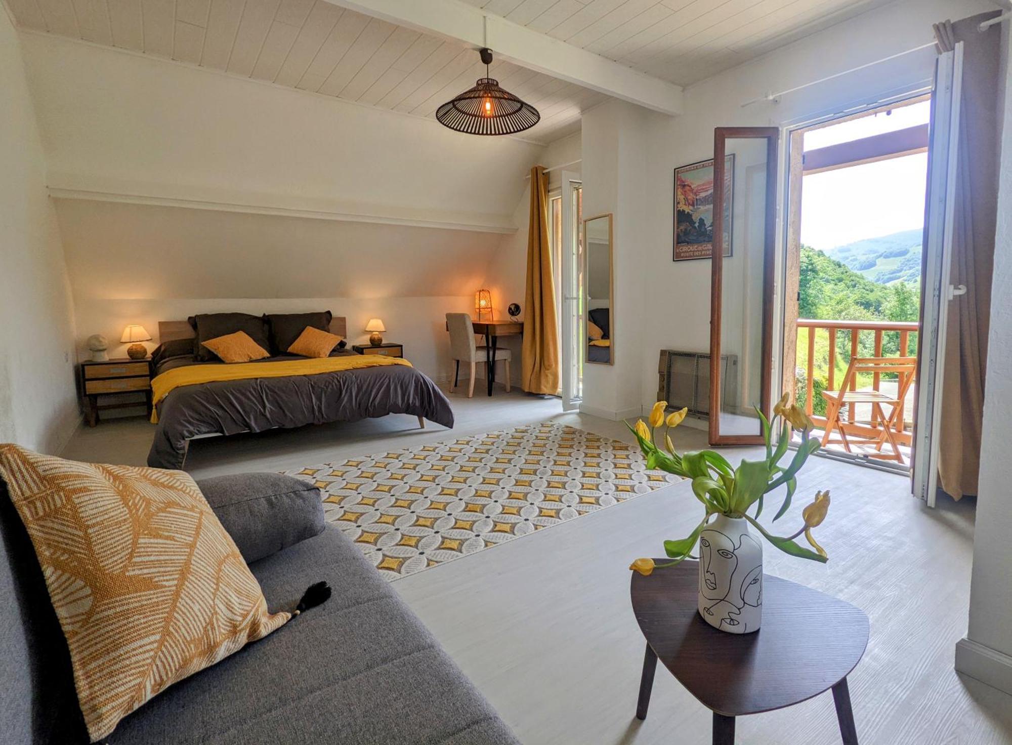 La Bigourdane Grand Gite Confortable & Spa Campan Exterior photo